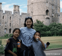    49岁梅婷带儿女去度假穿T恤+短裤时髦又减